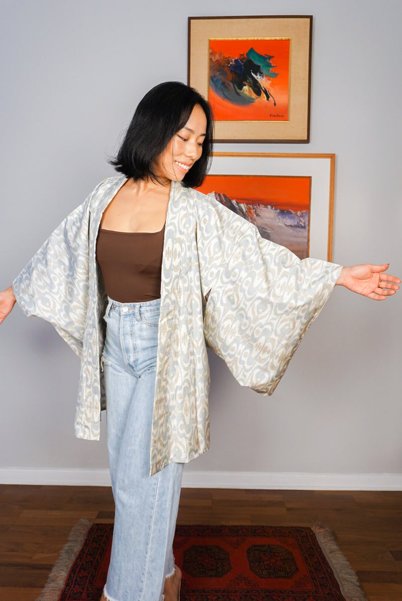 Short Kimono in Tsumugi Silk White with Patterns