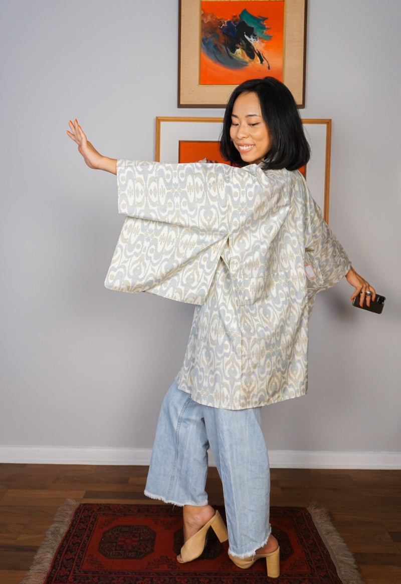 Short Kimono in Tsumugi Silk White with Patterns