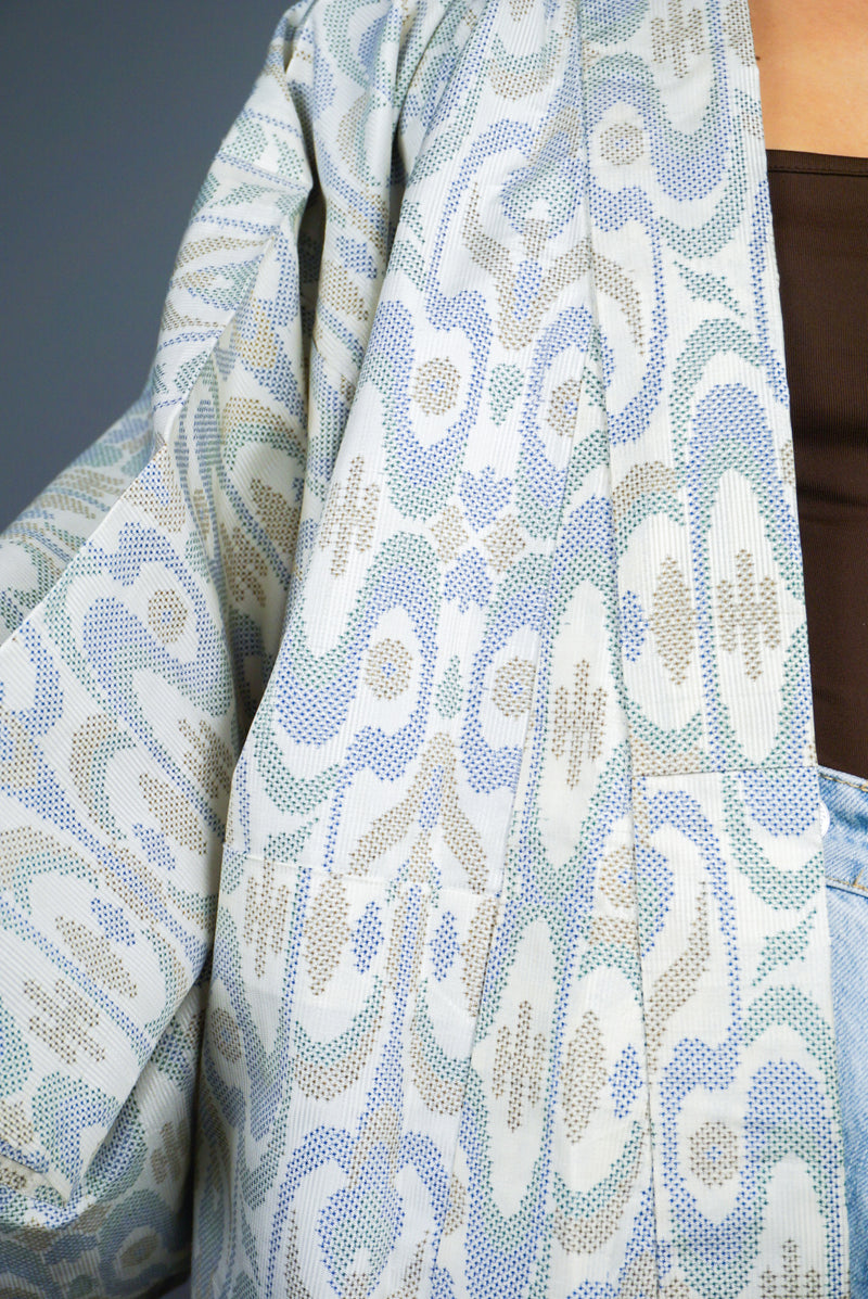 Short Kimono in Tsumugi Silk White with Patterns