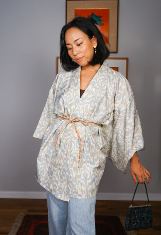 Short Kimono in Tsumugi Silk White with Patterns